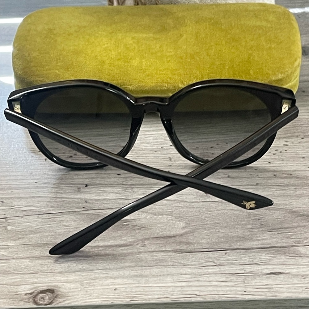 Gucci Elegant Black Sunglasses - Picture 13 of 16